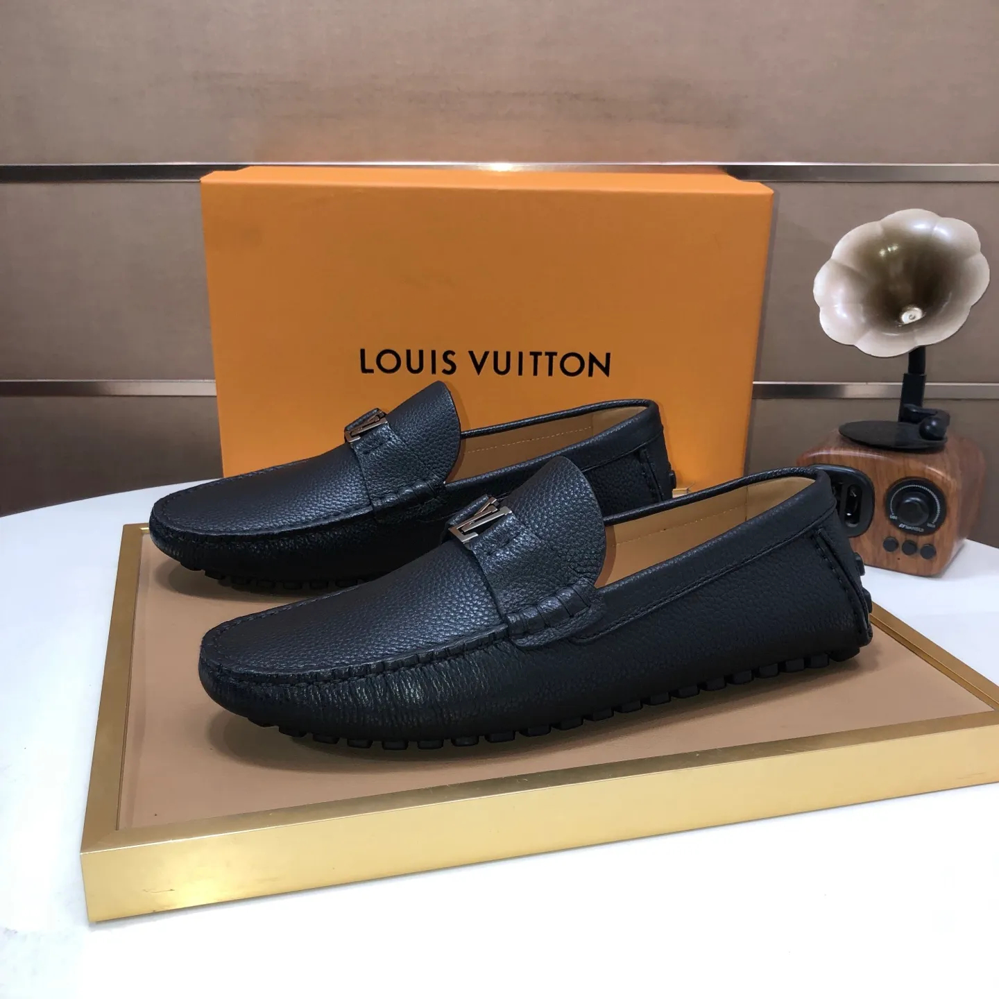 Men's men's shoes 💰420💰 [LV Doudou shoes] (water-dyed cowhide lining) new model is on the market, available on the official website. The new Doudou shoes are processed into single-color materials, and the uppers are made of imported cowhide material. The body of the shoe is fully hemmed with mark thread, and is lined with imported original cowhide leather. The elegant shoe shape is super suitable for all-matching, and the size is 38-44.